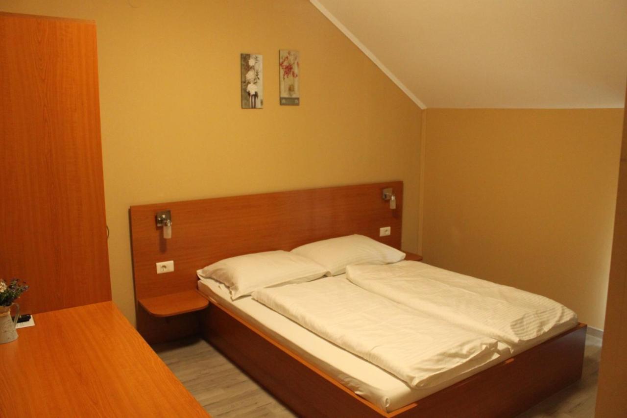 ياستريبارسكو Guesthouse Rezekov Podrum المظهر الخارجي الصورة